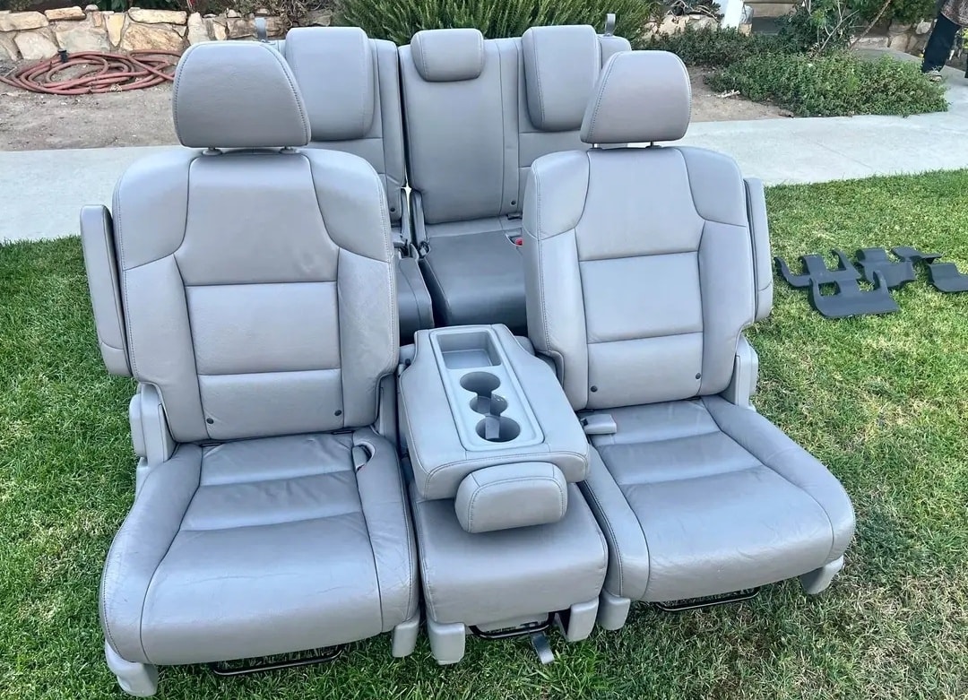 NEAR-NEW OEM 2011–2013 HONDA ODYSSEY COMPLETE MIDDLE & THIRD ROW SEATS – WITH ALL HARDWARE! - Image 10