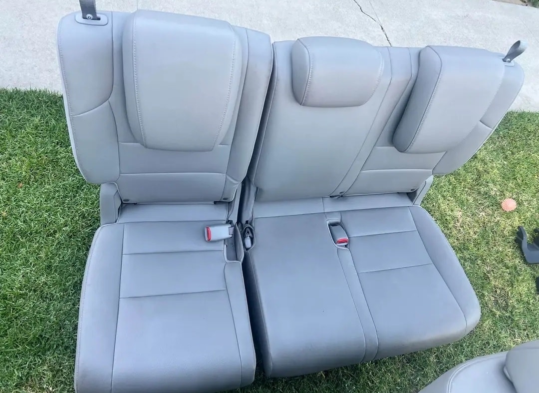 NEAR-NEW OEM 2011–2013 HONDA ODYSSEY COMPLETE MIDDLE & THIRD ROW SEATS – WITH ALL HARDWARE! - Image 5