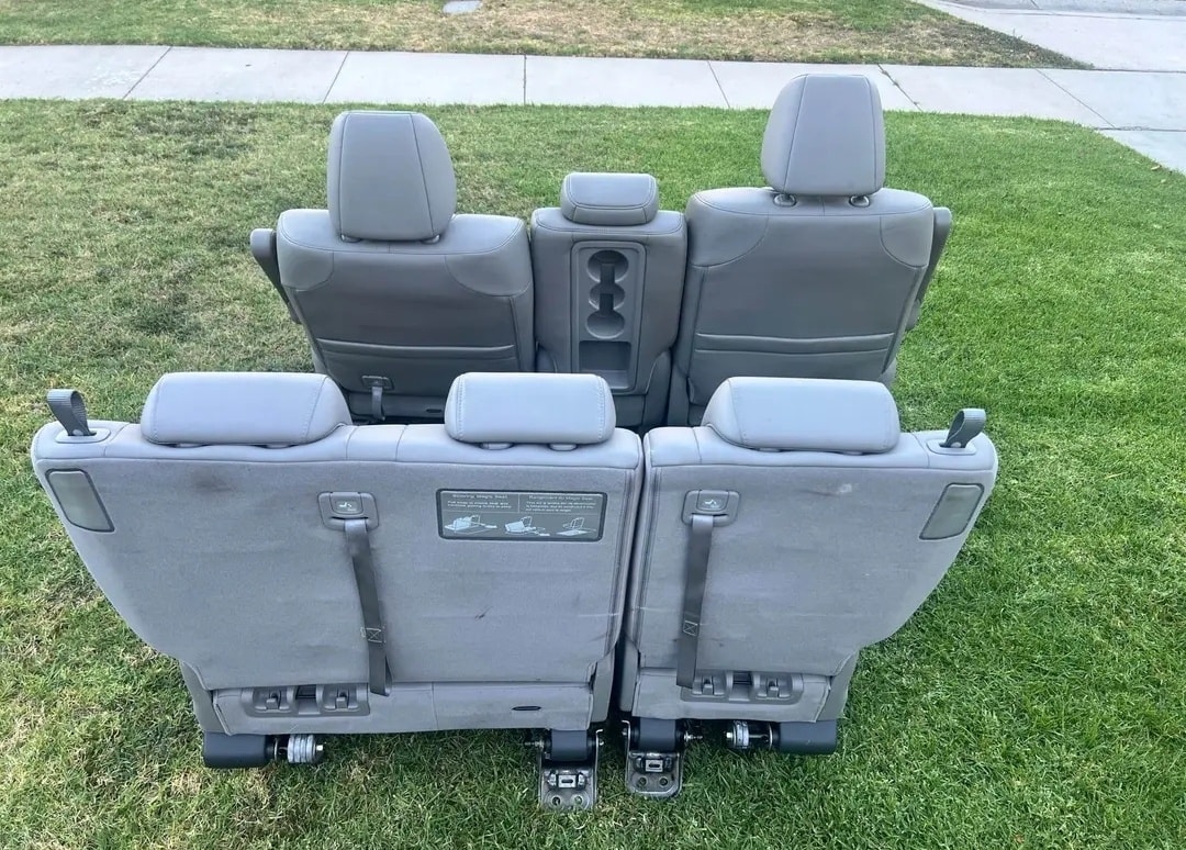 NEAR-NEW OEM 2011–2013 HONDA ODYSSEY COMPLETE MIDDLE & THIRD ROW SEATS – WITH ALL HARDWARE! - Image 4