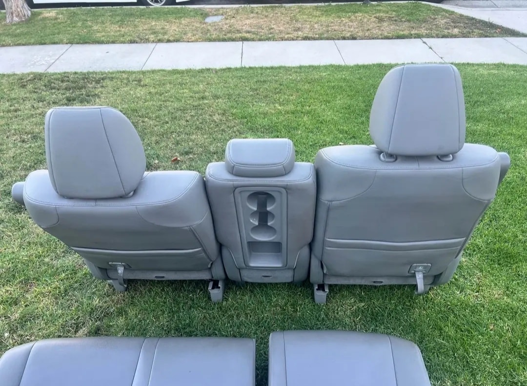 NEAR-NEW OEM 2011–2013 HONDA ODYSSEY COMPLETE MIDDLE & THIRD ROW SEATS – WITH ALL HARDWARE! - Image 3