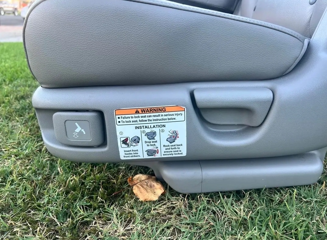 NEAR-NEW OEM 2011–2013 HONDA ODYSSEY COMPLETE MIDDLE & THIRD ROW SEATS – WITH ALL HARDWARE! - Image 8