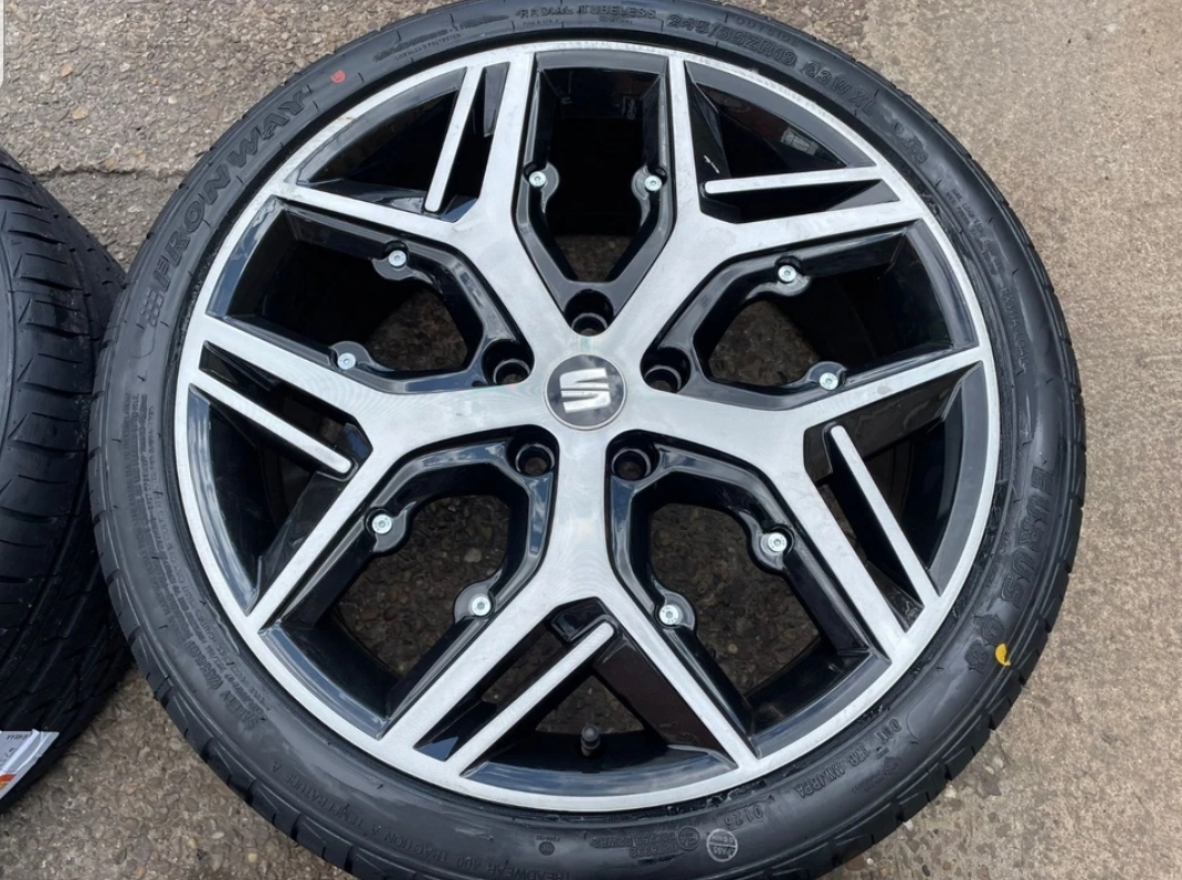 Genuine 19" SEAT Cupra Leon Diamond Cut Alloy Wheels & Brand New Tyres - Image 3